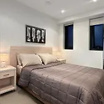 Penthouse View Apartment Luxury Cbd Penthouse Sleeps 6 Balcony Spa Access