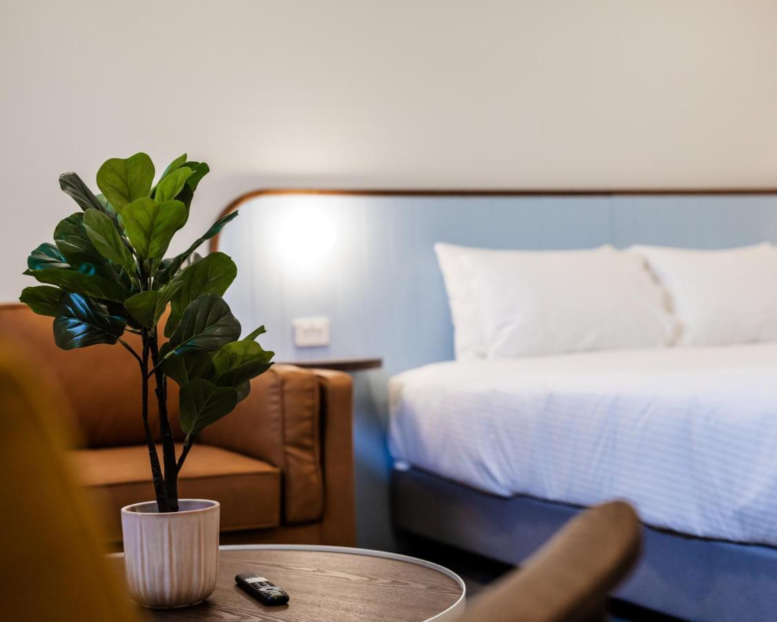 Peninsula Hotel *
