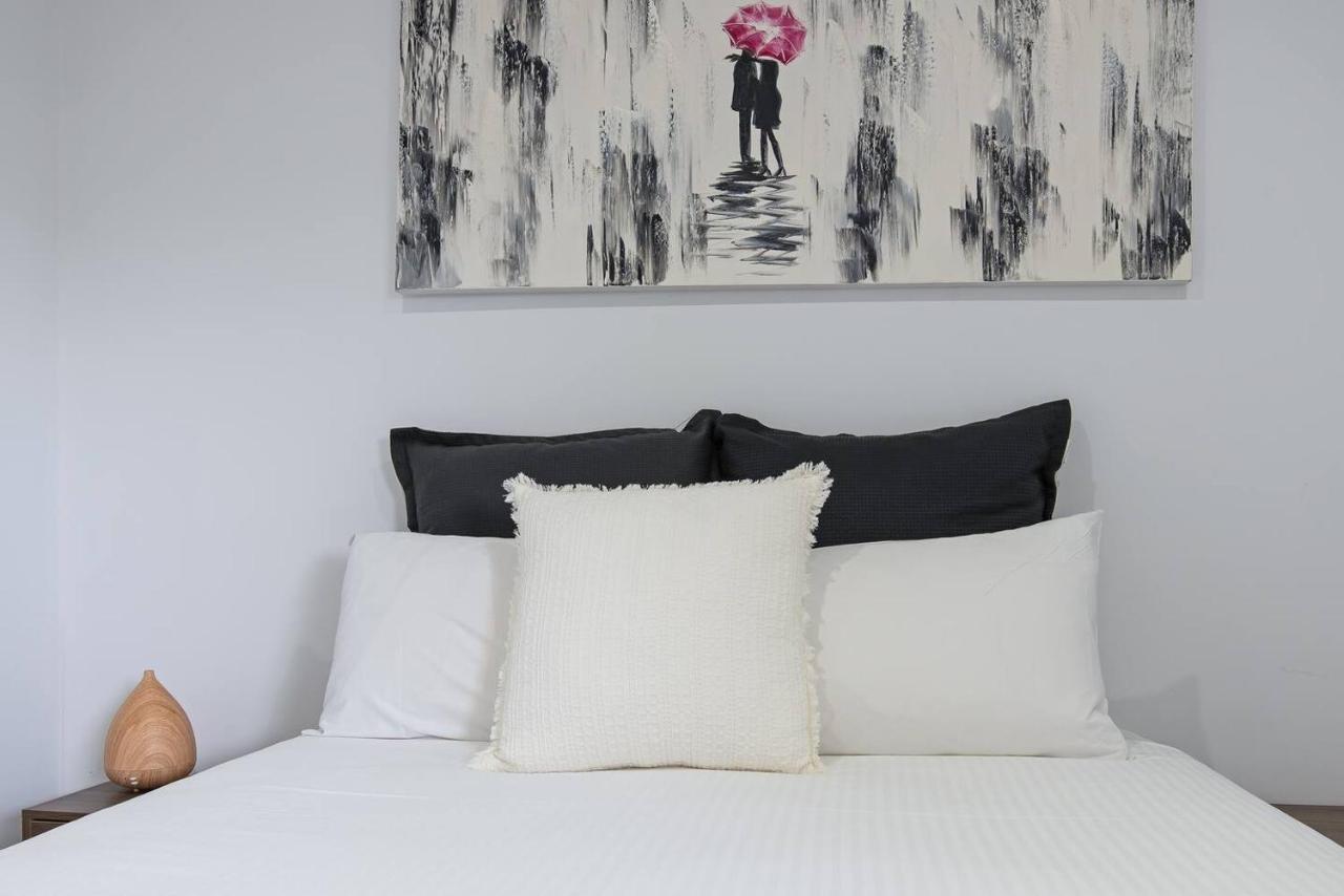 Perfect Prospect Among City's Dining Hotspots Apartment *