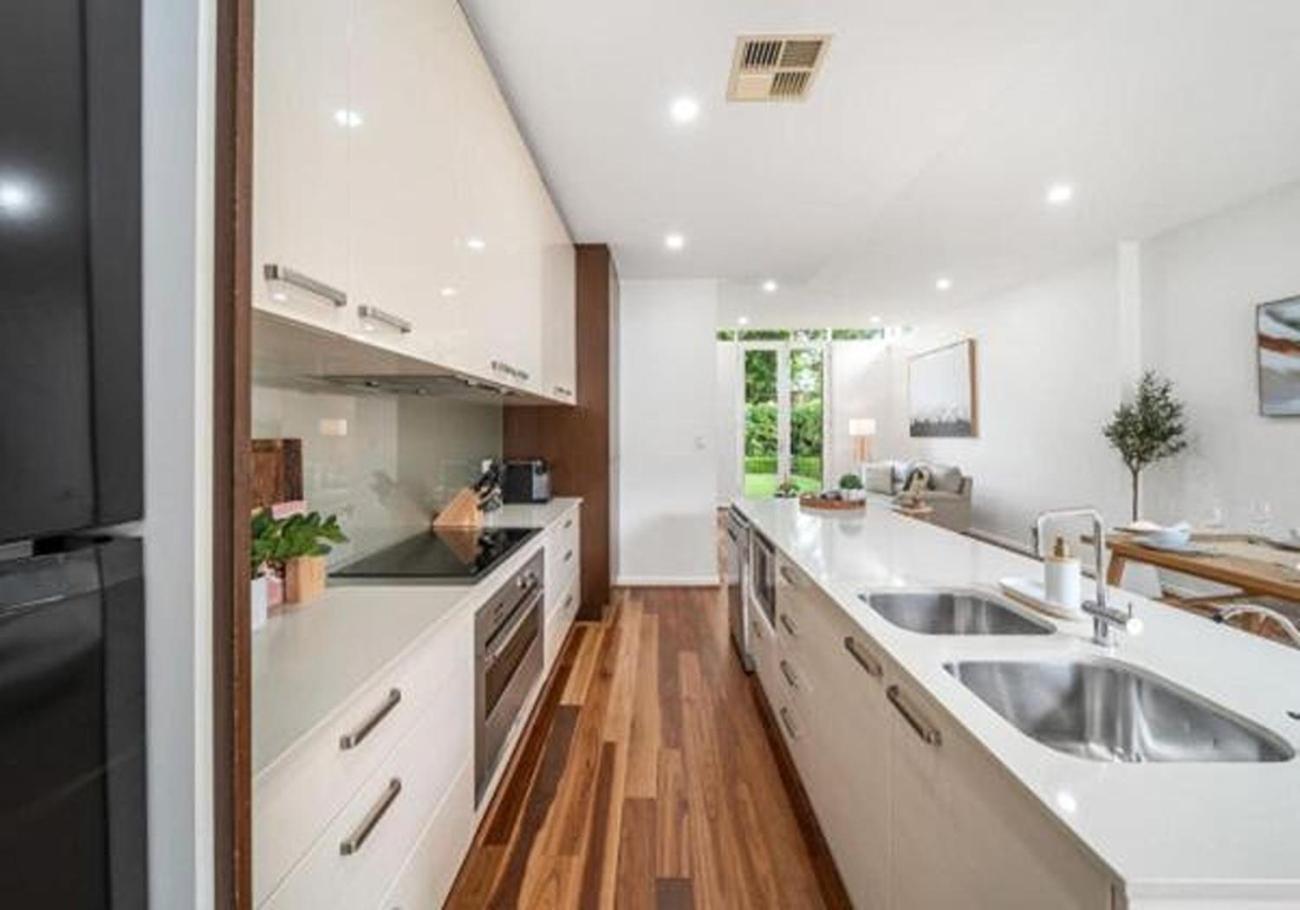 Stylish Home, Family - Walk To Pub,cafes, 1km Cbd! Holiday home