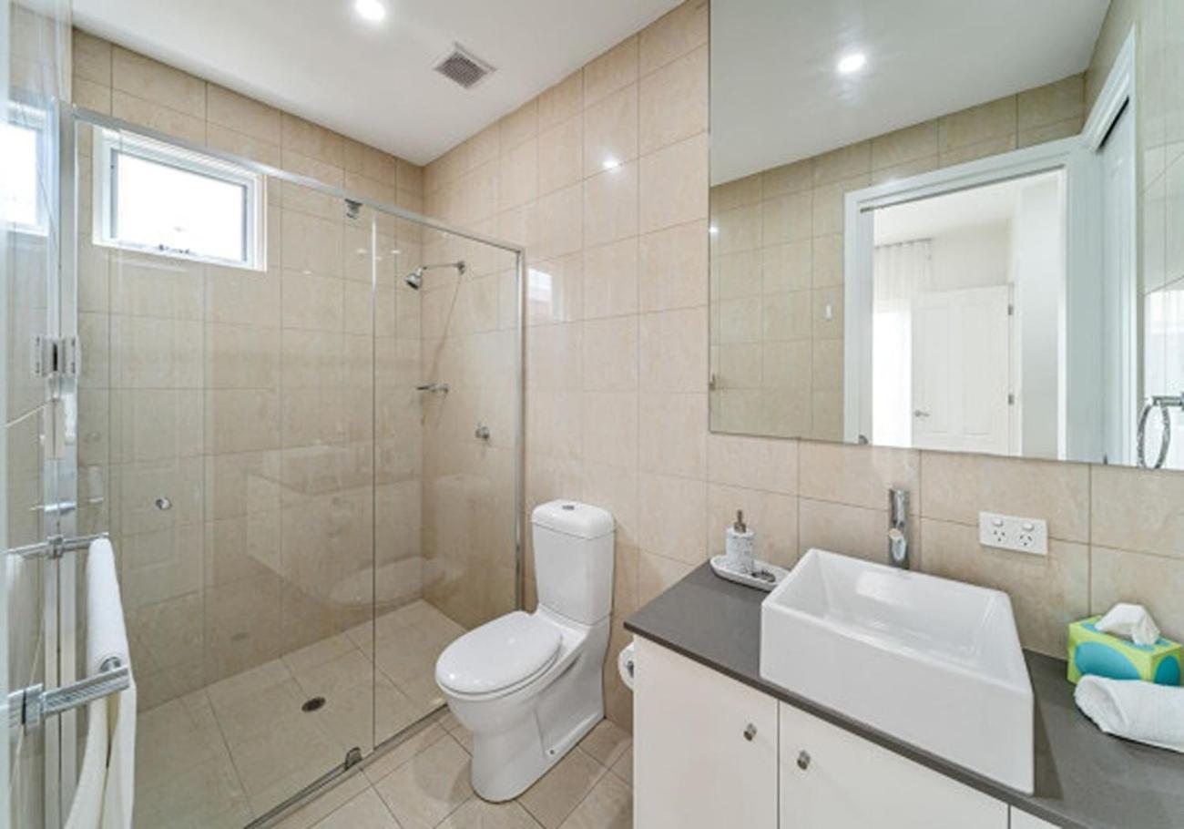 Stylish Home, Family - Walk To Pub,cafes, 1km Cbd! Holiday home *