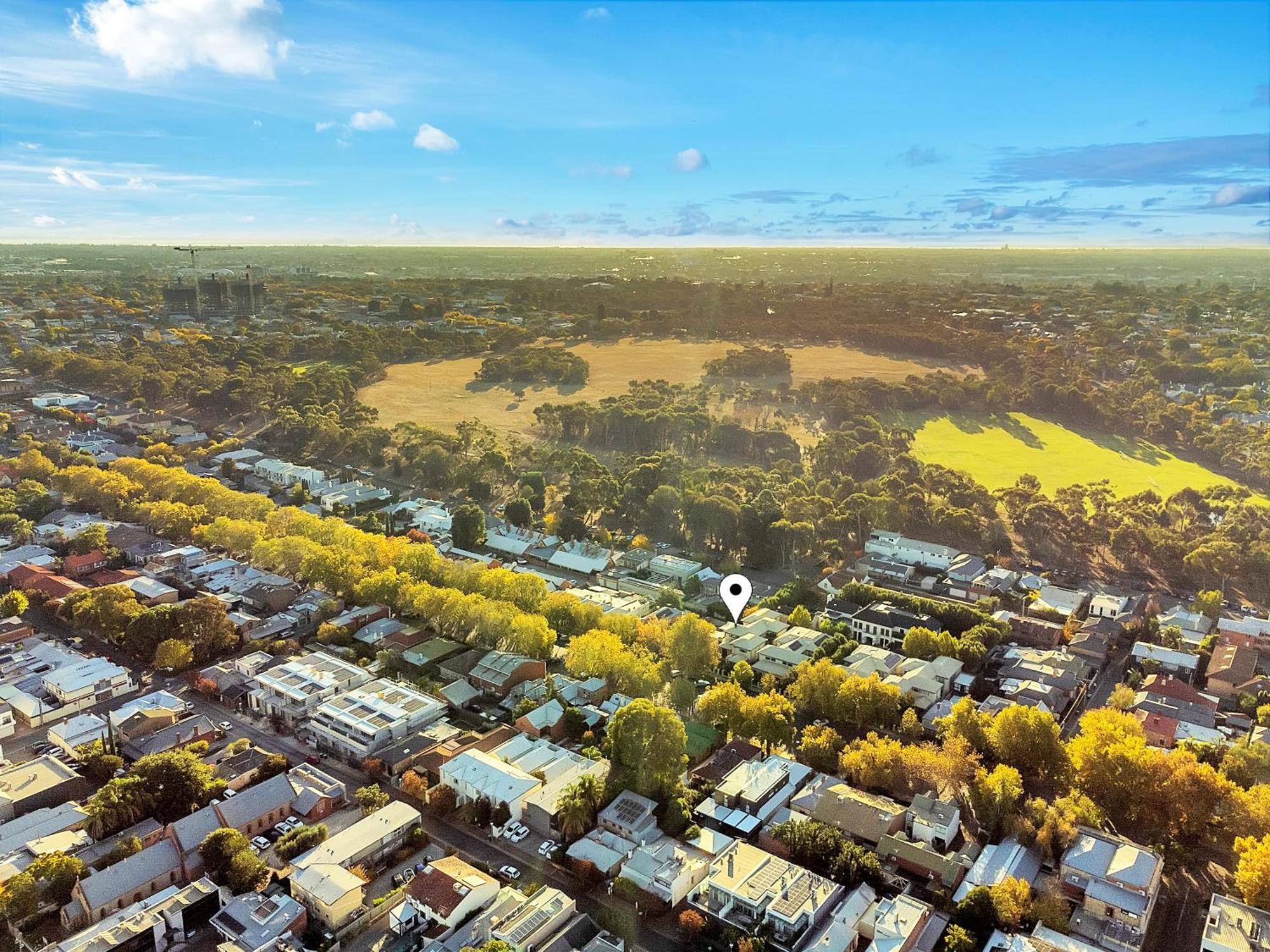 Stylish Home, Family - Walk To Pub,cafes, 1km Cbd! Holiday home *