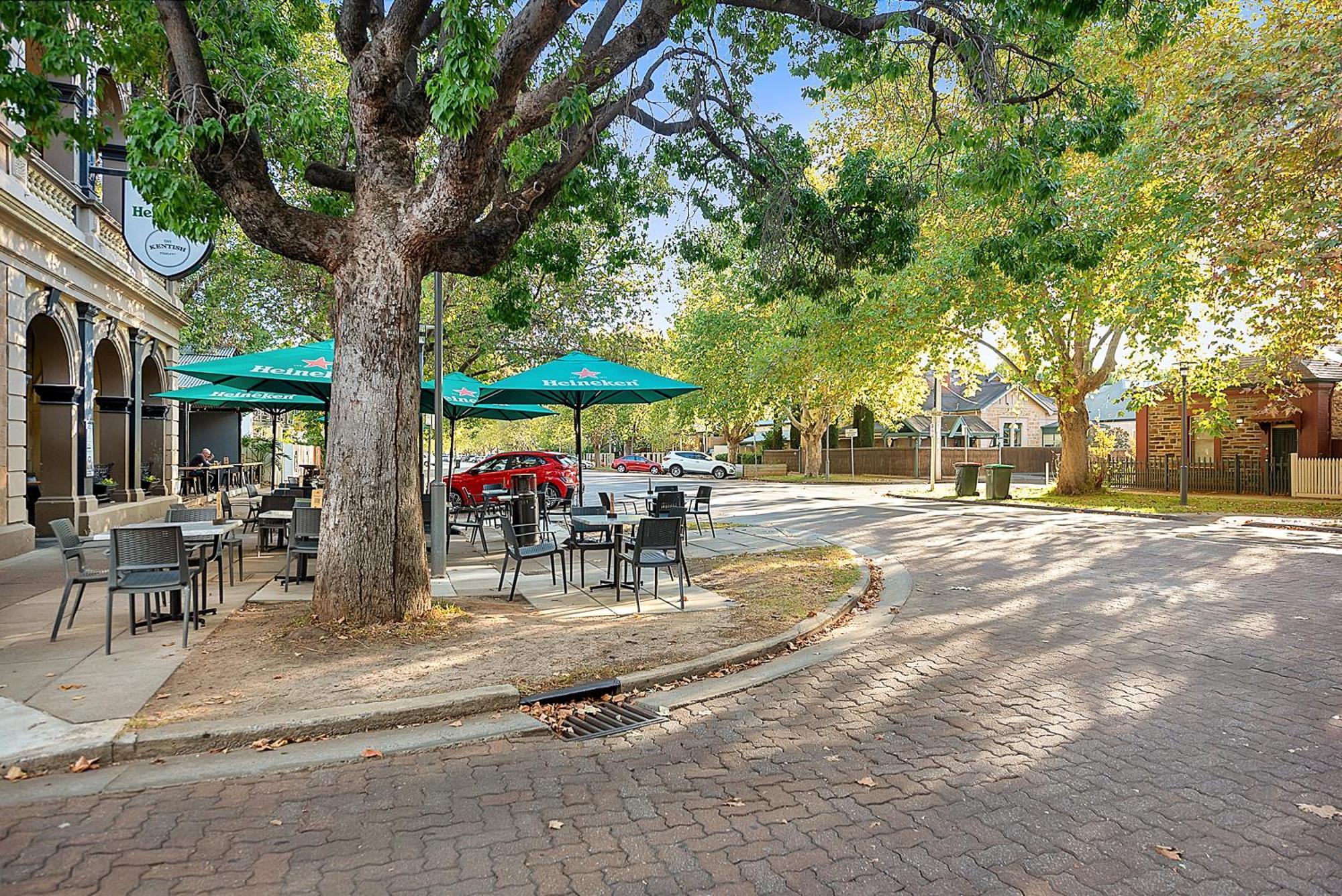 Stylish Home, Family - Walk To Pub,cafes, 1km Cbd! Holiday home *