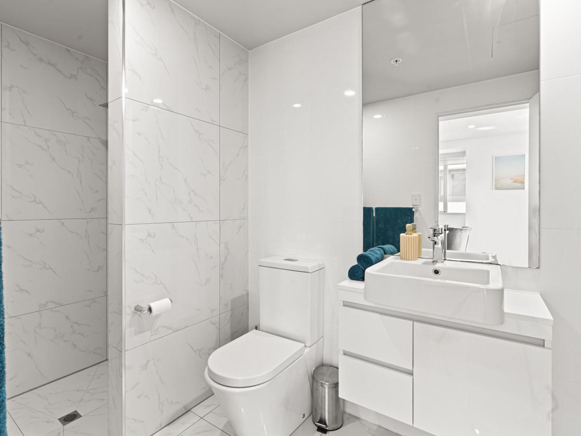 Cosy 2br W Terrace In Cbd Apartment *