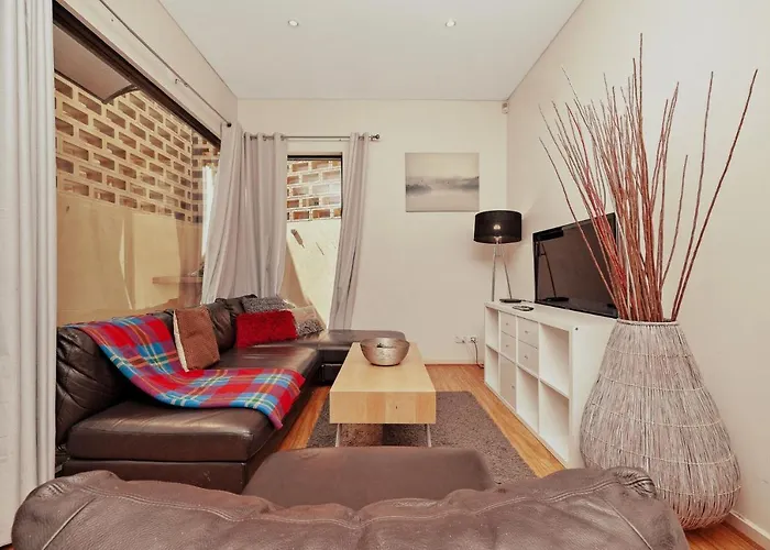 3 Bedroom Townhouse Near Gouger Street - Pets Friendly - Free Parking - Free Wifi