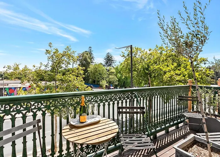 Adelaide Botanic Apartments \'Parisienne Suite\'