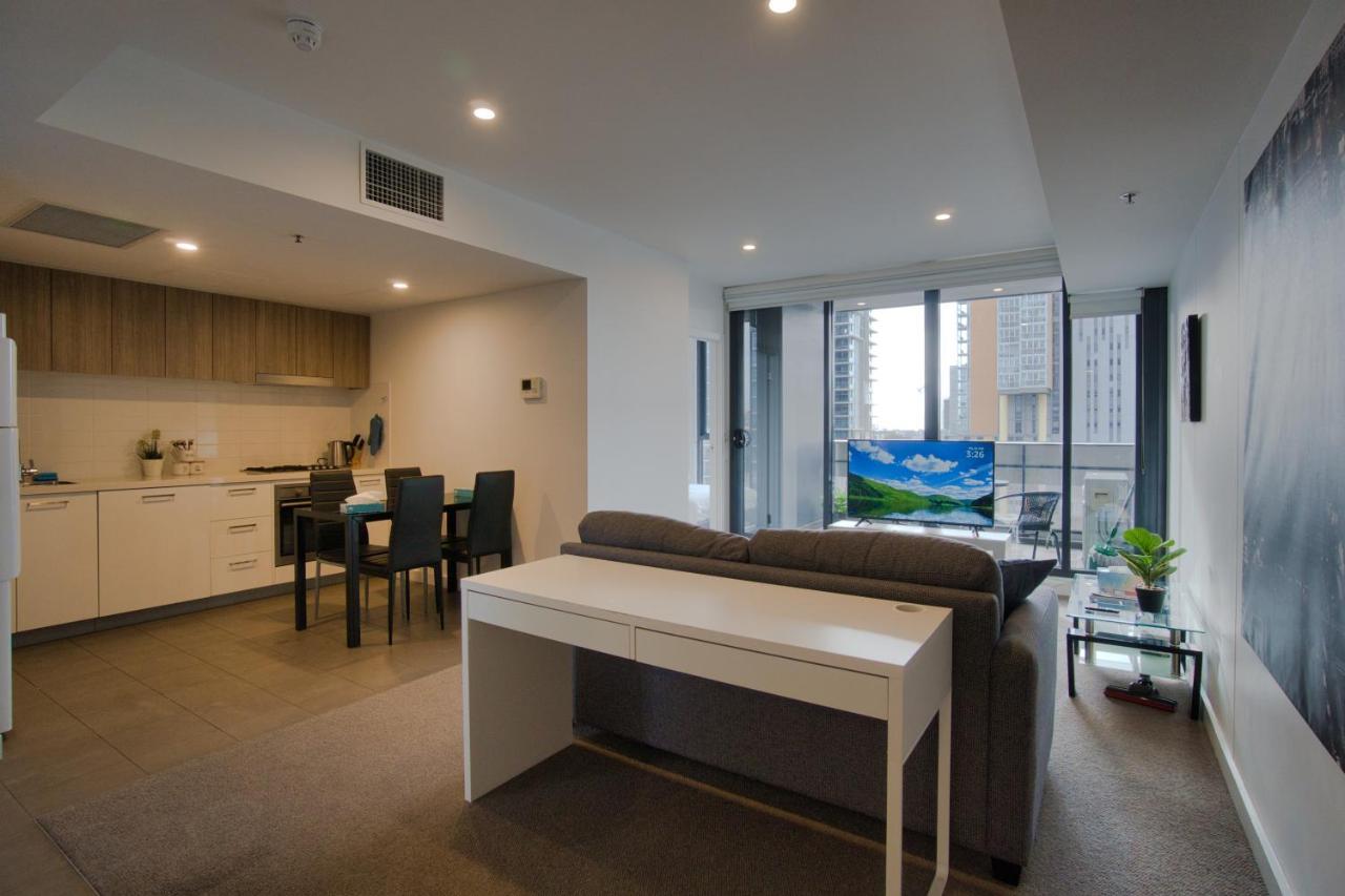 Modern 2 Bedroom - Cbd Apartment