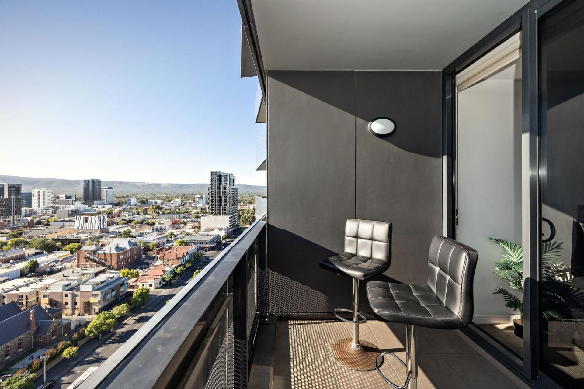 2 Bedroom With Stunning Views And Car Parking Apartment *