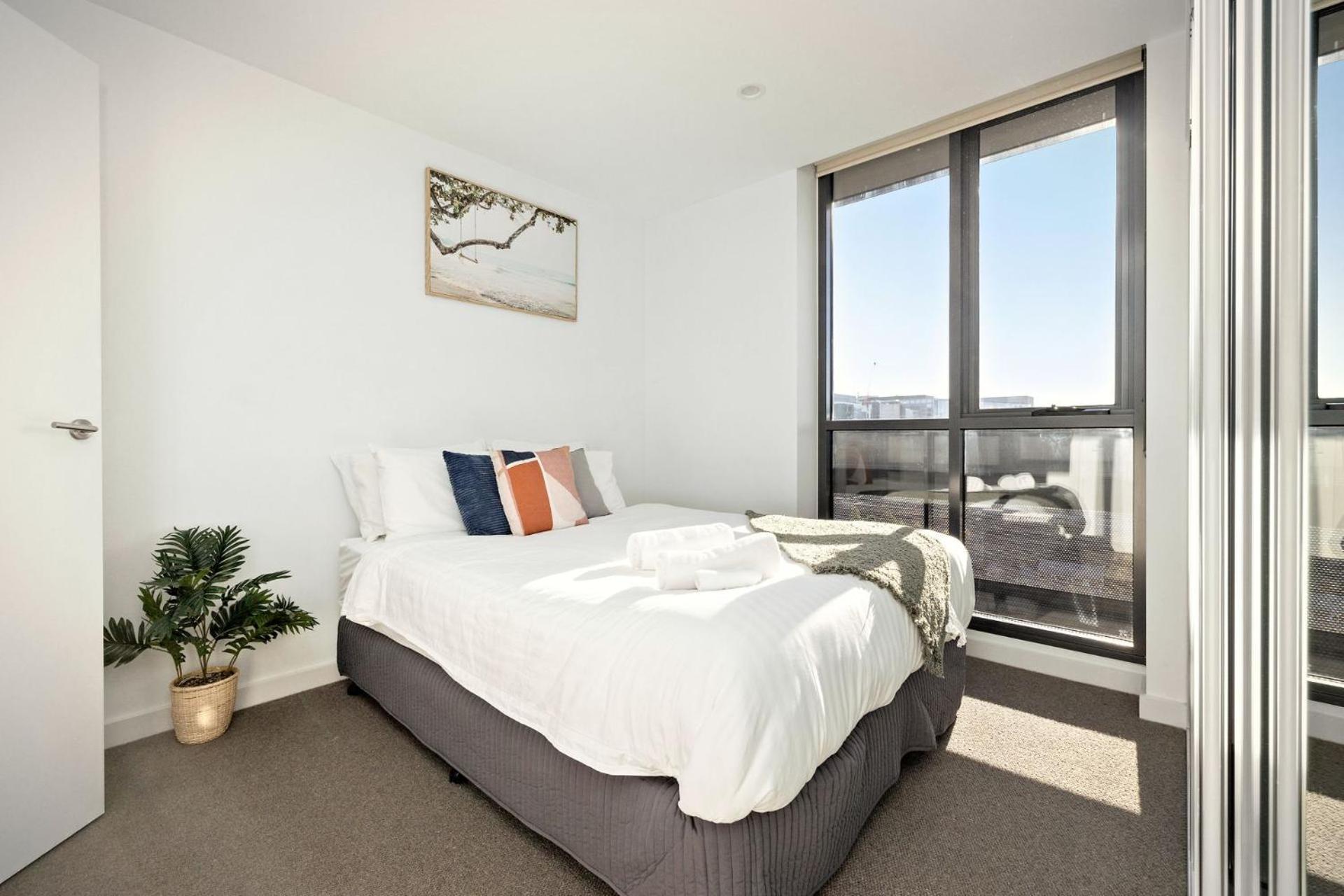 2 Bedroom With Stunning Views And Car Parking *