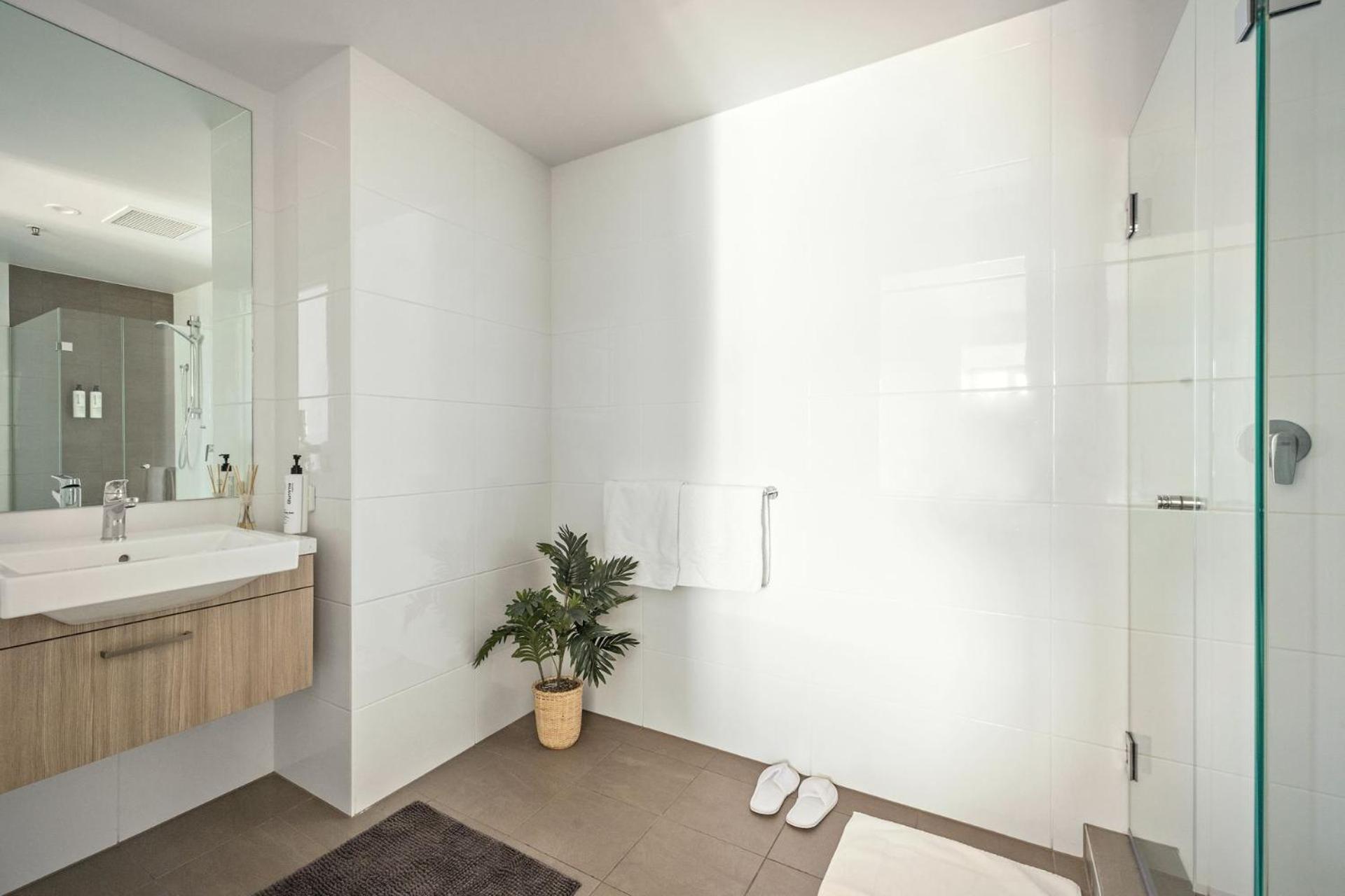 Apartment 2 Bedroom With Stunning Views And Car Parking *