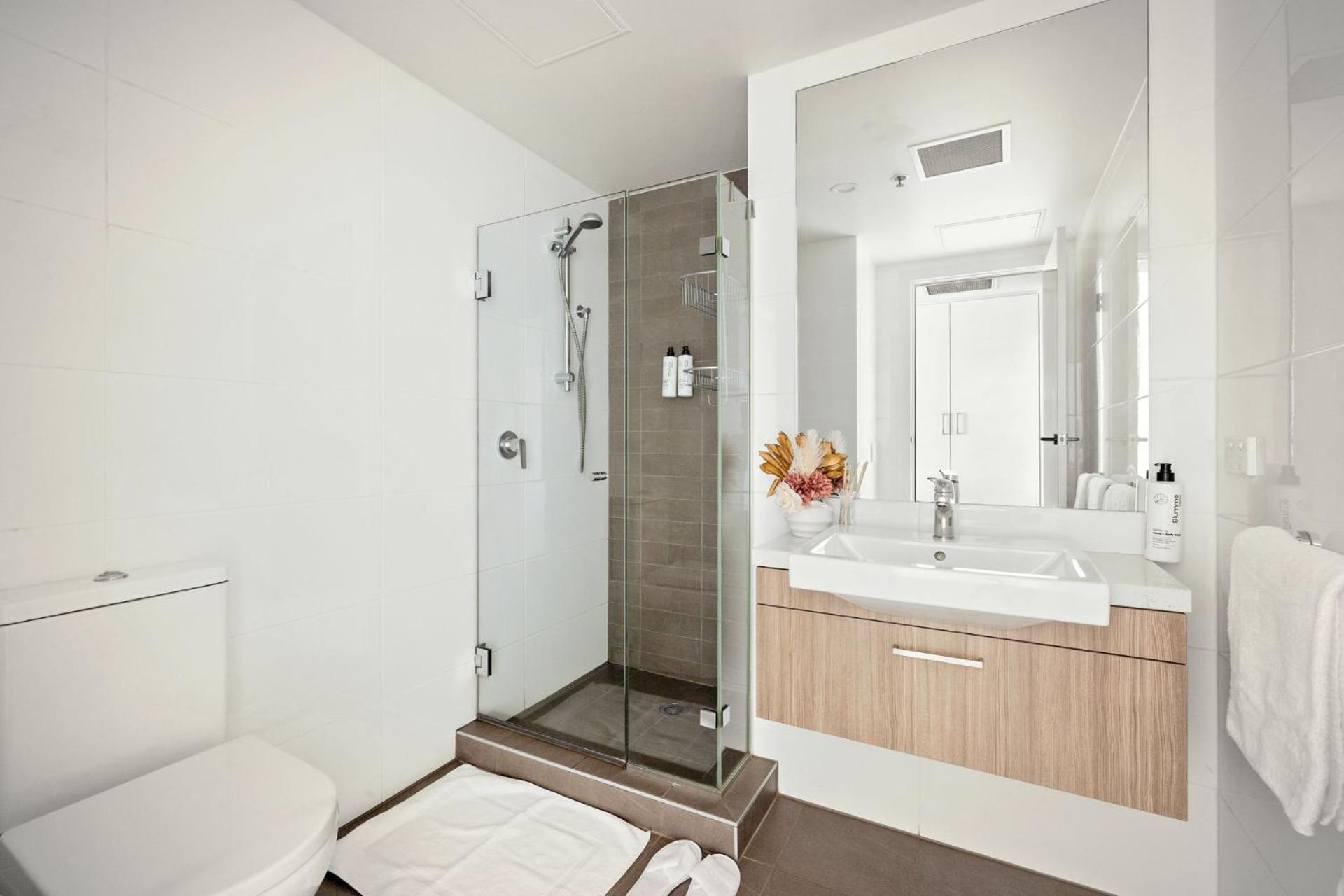 2 Bedroom With Stunning Views And Car Parking Apartment