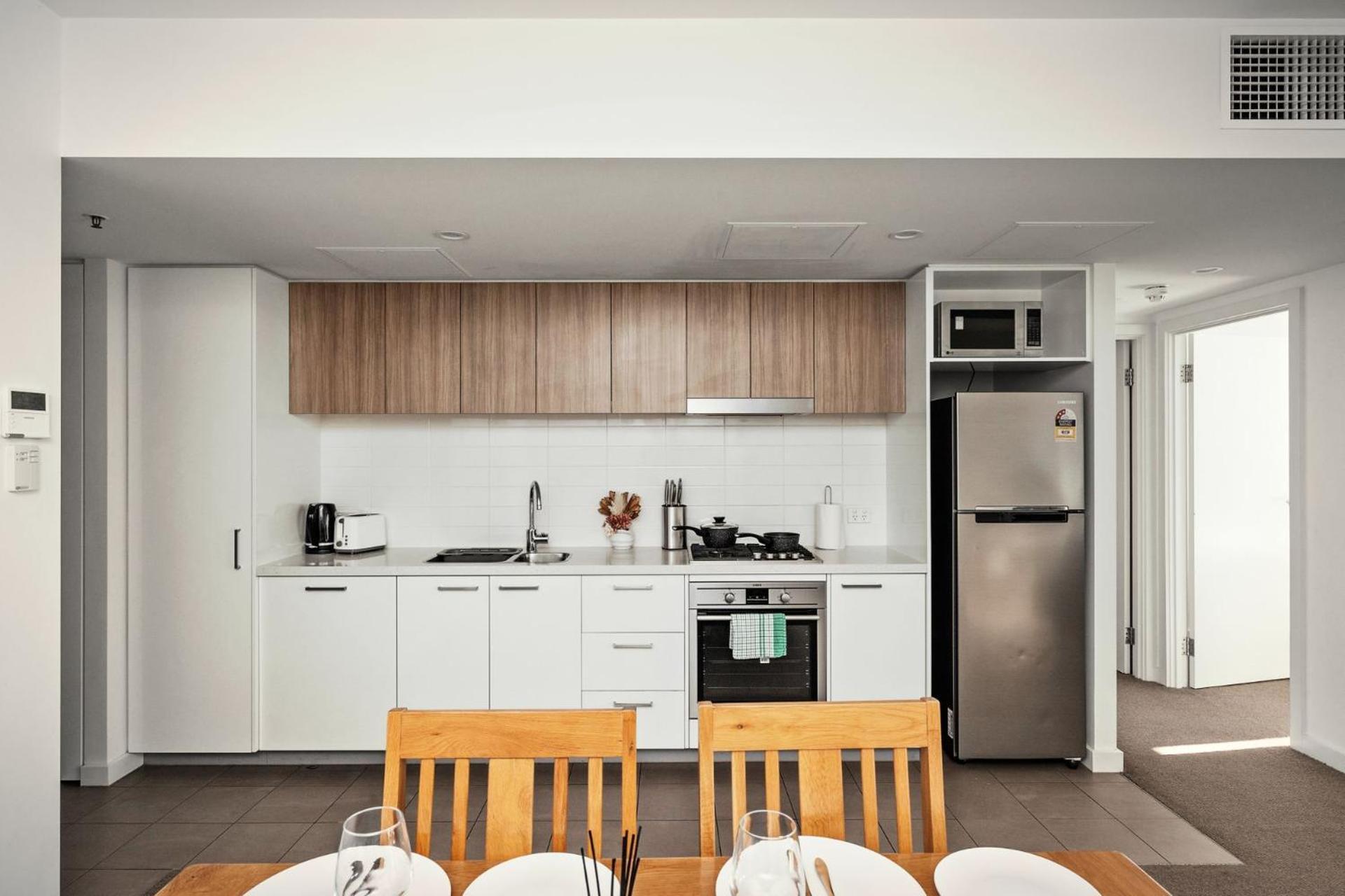 2 Bedroom With Stunning Views And Car Parking * Adelaide