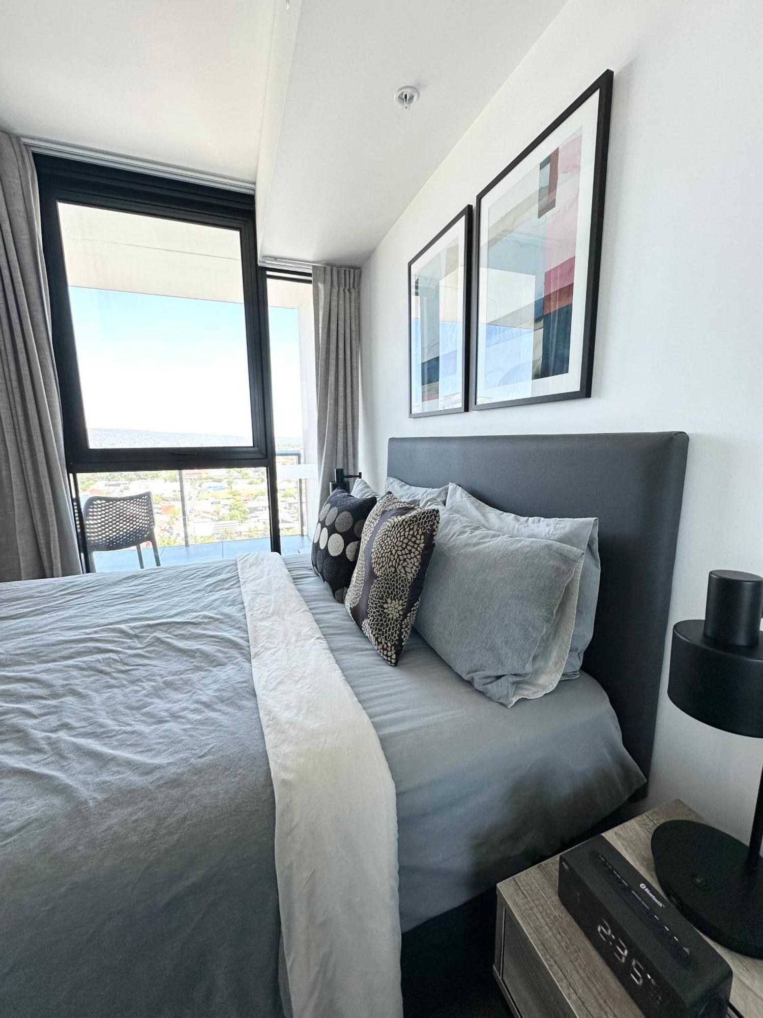 Cbd Skyview: Urban Oasis With Panoramic Views Apartment