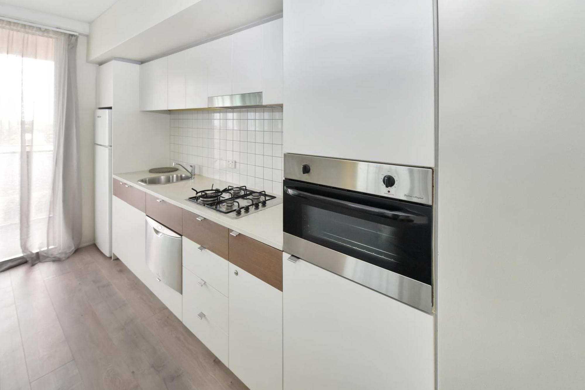 Light & Airy 3 Bd Cbd Apt: Balconytramwifi/parking