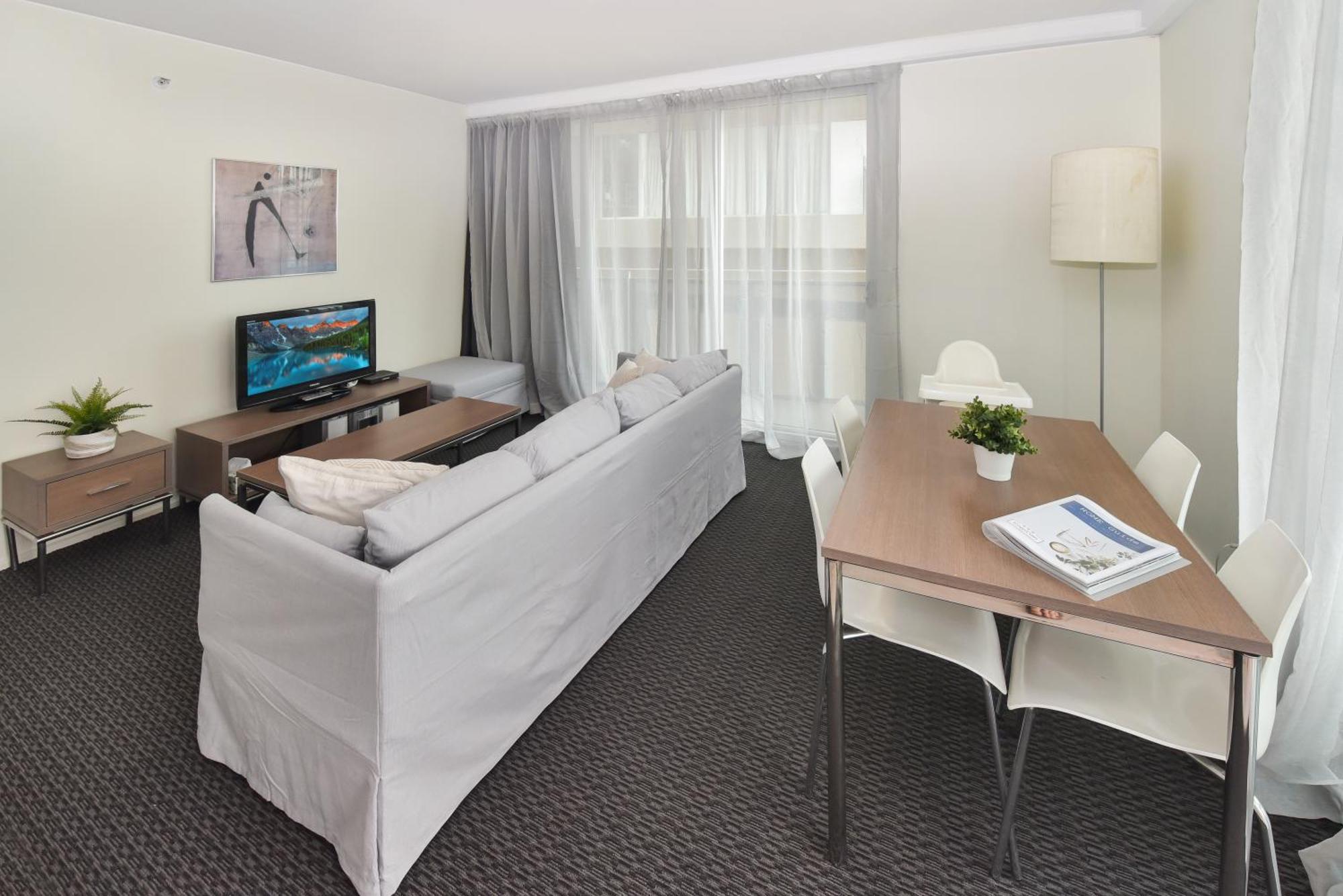 Apartment Light & Airy 3 Bd Cbd Apt: Balconytramwifi/parking *