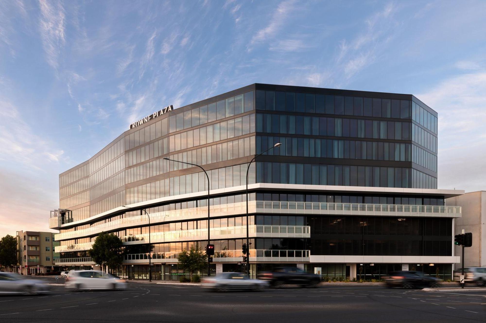 Crowne Plaza Mawson Lakes By Ihg 4*
