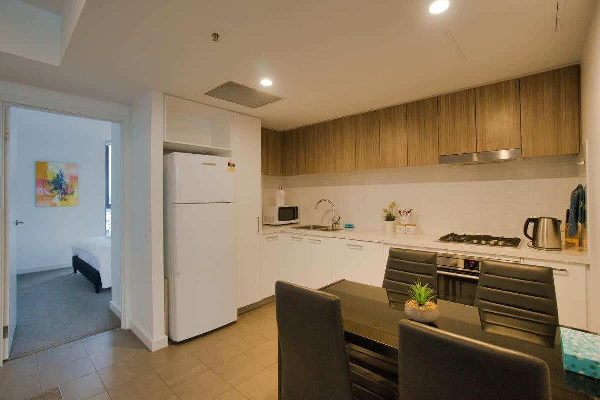Modern 2 Bedroom - Cbd Apartment *