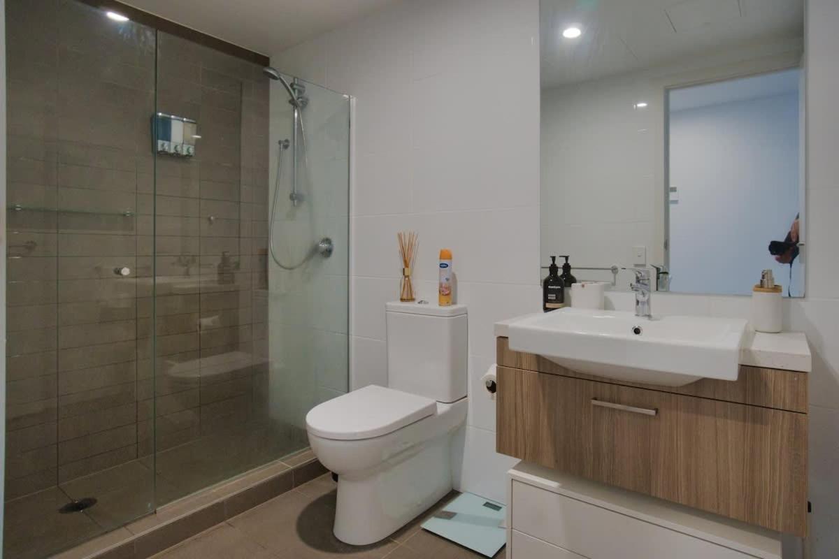 Modern 2 Bedroom - Cbd Apartment