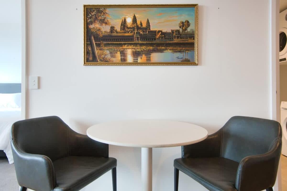 Apartment Beautiful Cambodian Inspired With Pool & Gym Adelaide