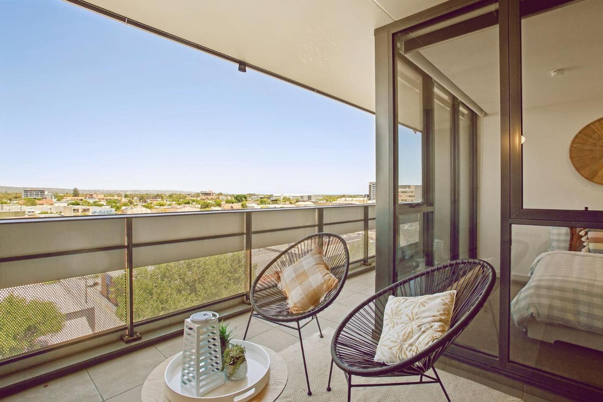 2 Bedroom With Car Parking On Grote Street Apartment *