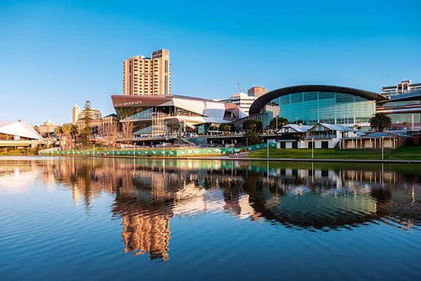 Holiday home 2 Bed 2 Bath Modern Townhouse In Heart Of Adelaide