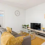 Hazel - Skyline Retreat Apartment