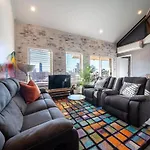 Splash Graffiti Apartment At Adelaide