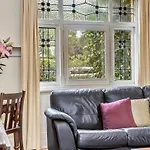 \'The Nook\' Peaceful Toorak Gardens Retro Cottage