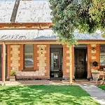 \'Kingston Mews\' A Perfect Parkside Sanctuary