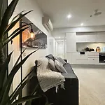 Cbd Sky View Apartment