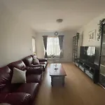City Apartment - Free Parking, 3 Bedrooms And 2 Bathrooms