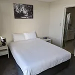 Mawson Lakes Hotel