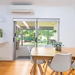 Charming 3-Bedroom Sandstone Haven With Free Wine