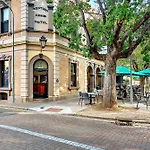 Stylish Home, Family - Walk To Pub,Cafes, 1Km Cbd!