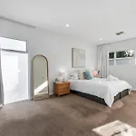 Stylish Home, Family - Walk To Pub,Cafes, 1Km Cbd!
