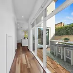Stylish Home, Family - Walk To Pub,Cafes, 1Km Cbd!