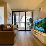 Queen Bed Luxury Parisian Paradise With Amazing City Views & Gym