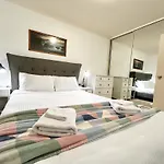 Big Apartment Free Wifi Gated Parking Aircon