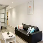 Modern One Bedroom Apartment At Morphett Street