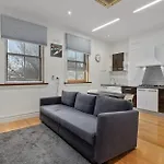 Albert\'S For 4 Off Hutt Street- One Queen Bed And 2 Single Beds