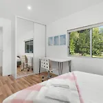 The Spacious & Elegant Vacation Haven - Glenside