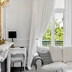 Adelaide Botanic Apartments \'Parisienne Suite\'