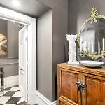 Adelaide Botanic Apartments \'Parisienne Suite\'