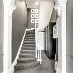 Adelaide Botanic Apartments \'Parisienne Suite\'