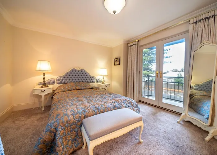 Glenelg Beach Stylish 2 Story Townhouse Sea View