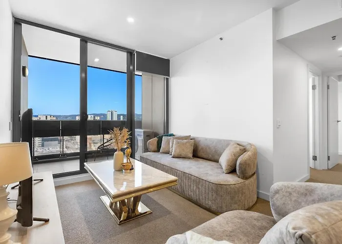 Skyline Luxury Retreat: Gym, Pool & Cinema
