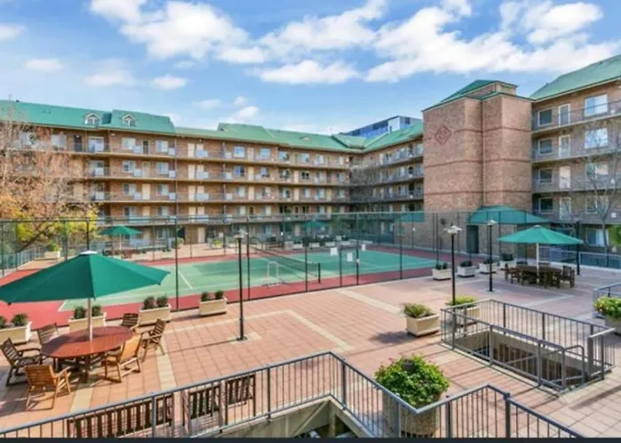 City Apartment - Free Parking, 3 Bedrooms And 2 Bathrooms