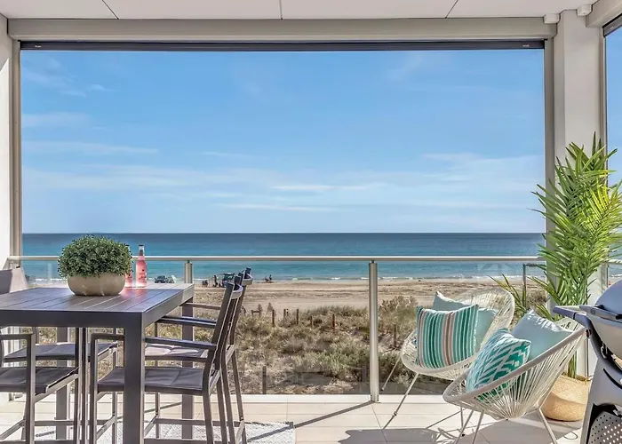 Hamptons-Inspired Waterfront Living On Moana Beach