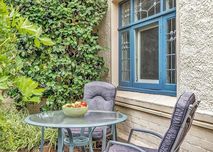 \'The Nook\' Peaceful Toorak Gardens Retro Cottage