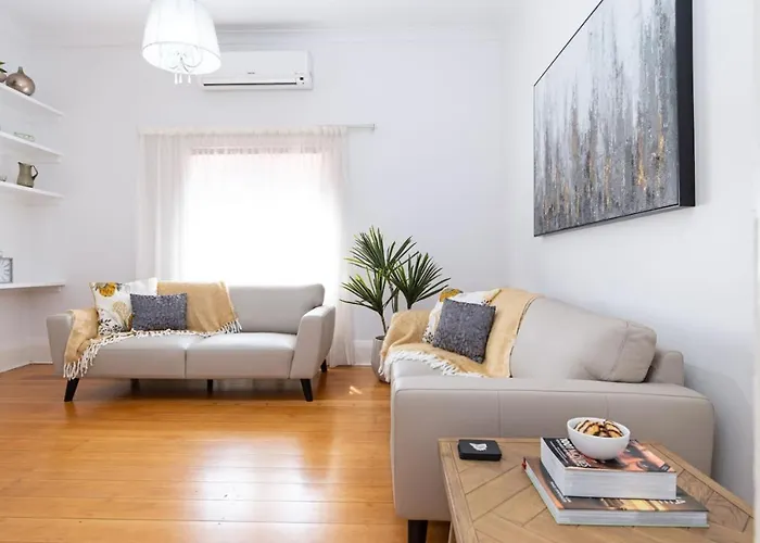 Charming 3-Bedroom Sandstone Haven With Free Wine